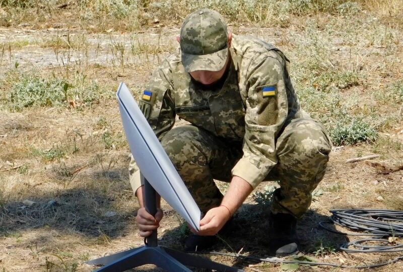 Pasukan Ukraina memasang Starlink