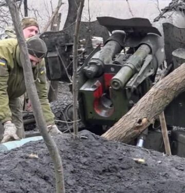 Pasukan Ukraina menembakkan amunisi artileri