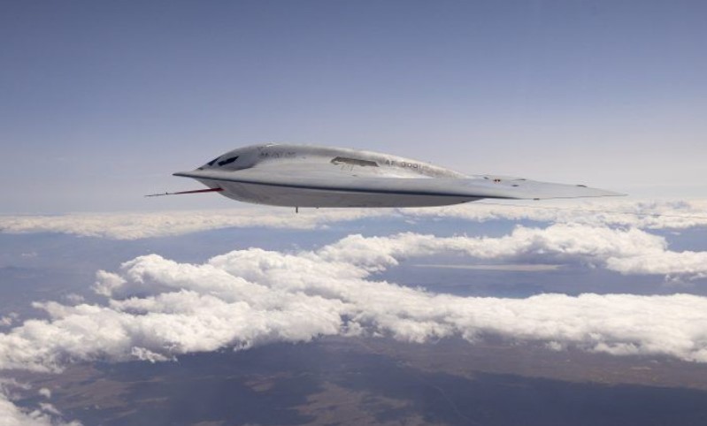 Pembom B-21 dalam penerbangannya_ foto resmi USAF