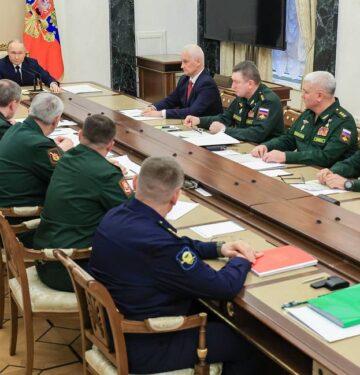 Putin rapat dengan para menterinya