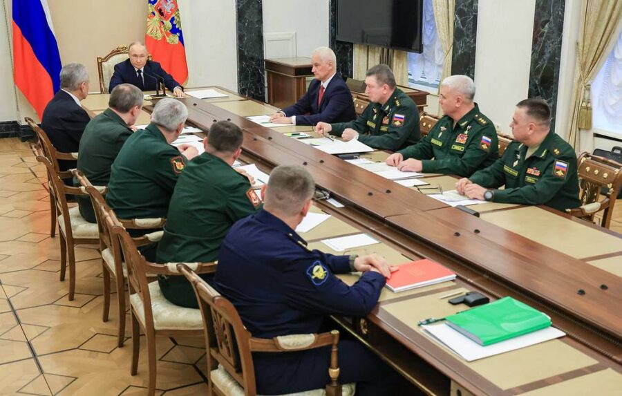 Putin rapat dengan para menterinya
