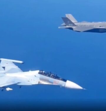 F-35 Italia cegat Su-30SM di atas Laut Baltik