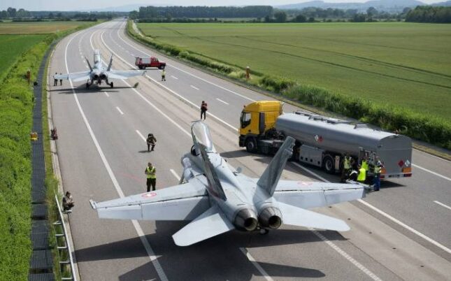 Hornet Swiss latihan lepas landas dan mendarat di jalan raya_2