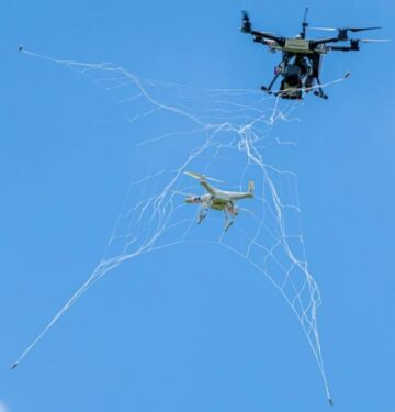 Netcomet cara menjerat drone di udara dengan jaring