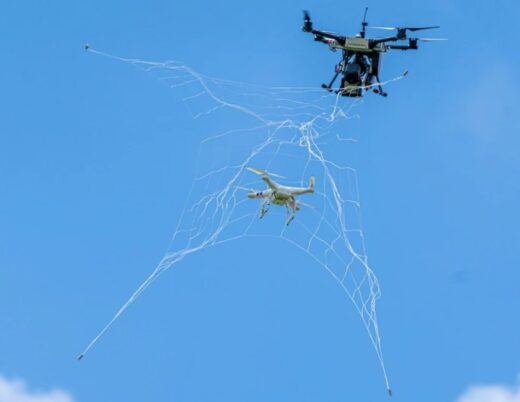 Netcomet cara menjerat drone di udara dengan jaring
