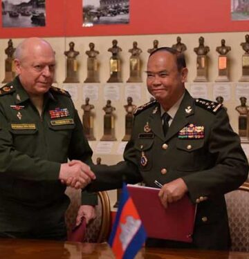 Oleg Slyukov dari Rusia dan Mao Sophan dari Kamboja