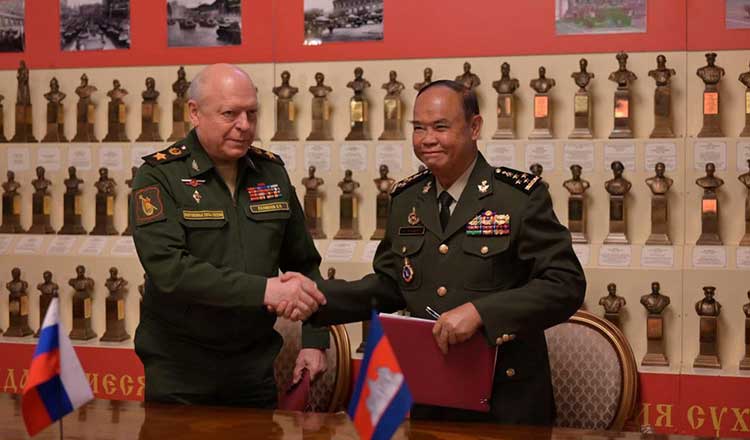 Oleg Slyukov dari Rusia dan Mao Sophan dari Kamboja