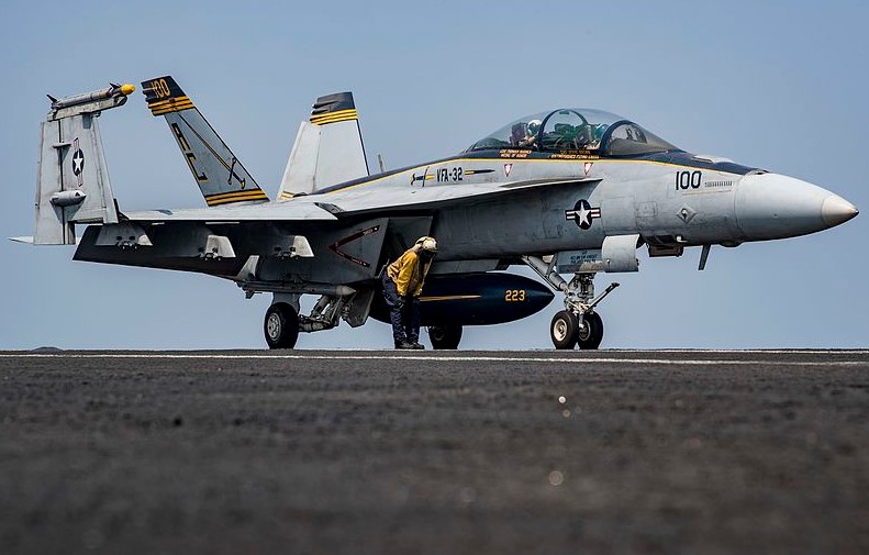 FA-18F Super Hornet dari VFA-32 di kapal induk USS Dwight D Eisenhower