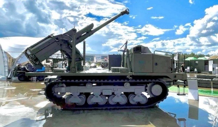 Howitzer derek yang diintegrasikan pada kendaraan tanpa awak MTS-15