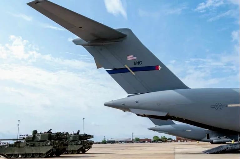 M10 Booker diangkut menggunakan C-17 Globemaster III