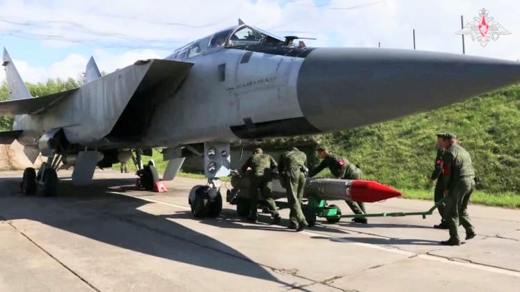 MiG-31BM dengan rudal R-33