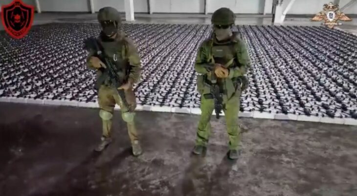 Personel militer Rusia berdiri di depan ribuan drone FPV yang siap digunakan