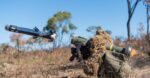 Prajurit Angkatan Darat Australia menembakkan rudal Javelin