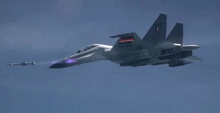Rudal Astra diluncurkan dari Su-30MKI