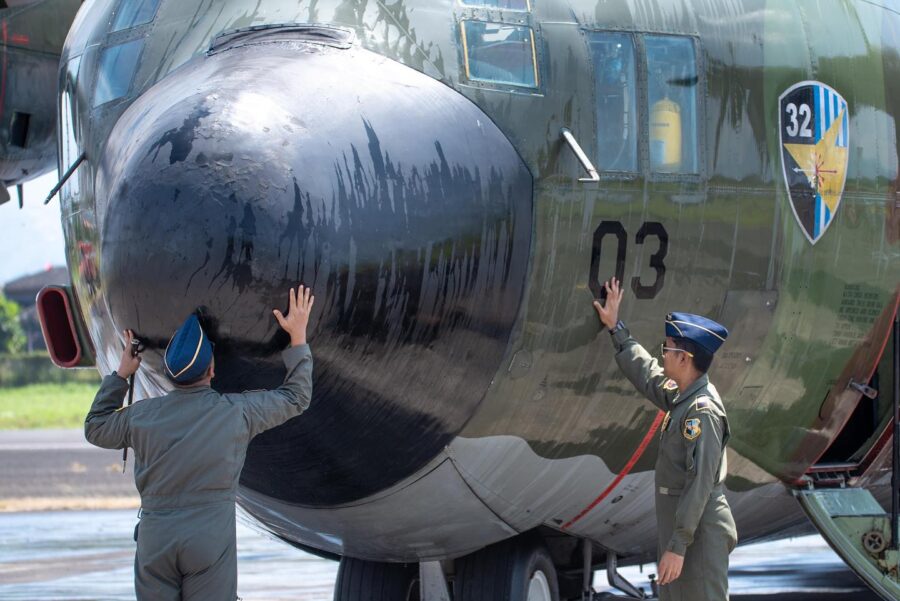 Ciuman terakhir untuk C-130 Hercules A-1303 yang dipensiunkan setelah 63 tahun mengabdi di TNI AU