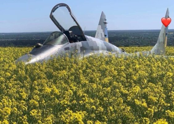 MiG-29 Ukraina mendarat darurat di ladang