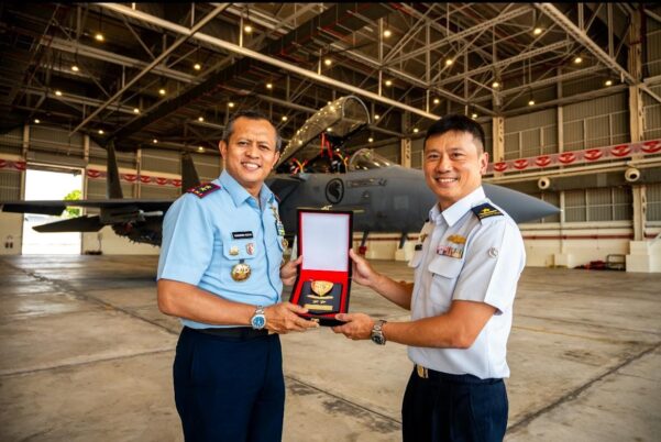 Pangkoopud I kunjungi Markas RSAF dan melihat F-15SG