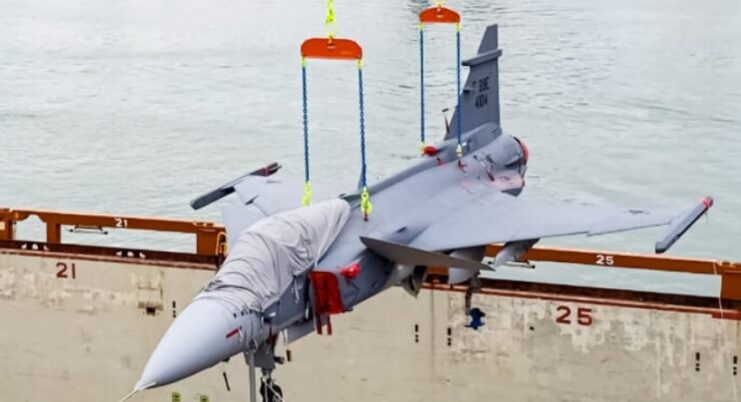 Pengiriman jet tempur F-39 Gripen dari Swedia ke Brasil menggunakan kapal