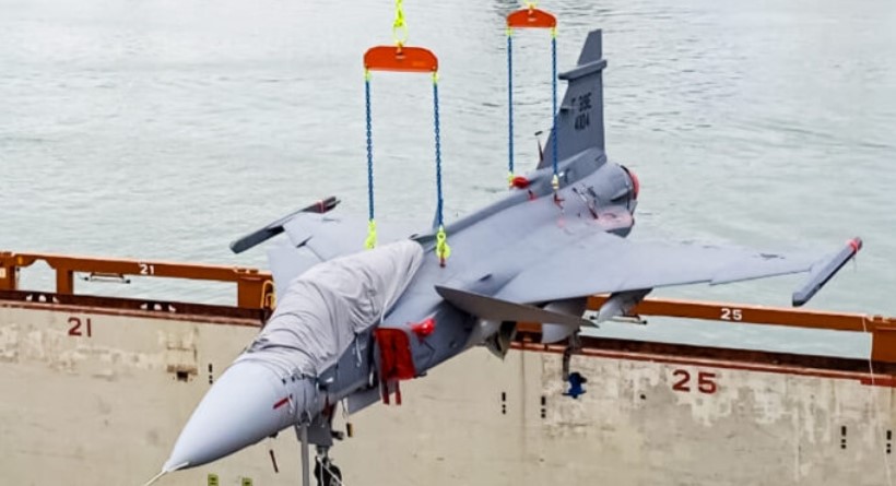 Pengiriman jet tempur F-39 Gripen dari Swedia ke Brasil menggunakan kapal