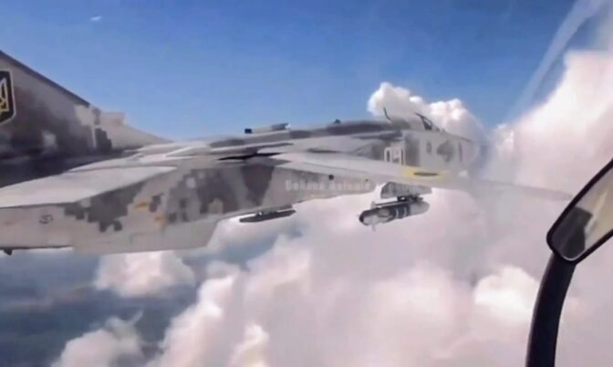 Su-24 Ukraina membawa bom langka