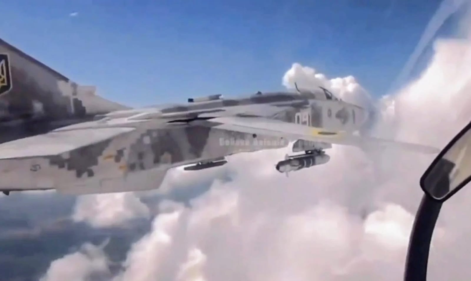 Su-24 Ukraina membawa bom langka