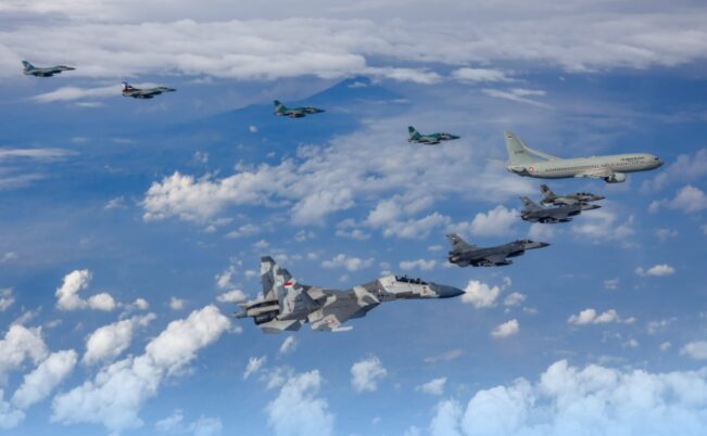 Delapan jet tempur TNI AU kawal Boeing 737 yang membawa pulang Jokowi_