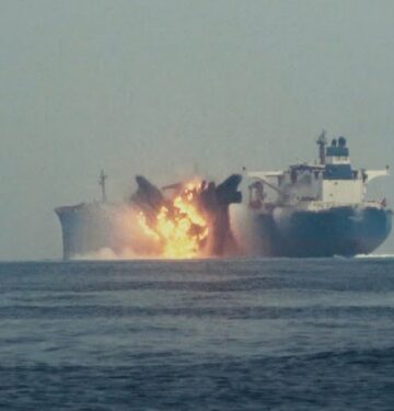 Kapal Inggris meledak di Laut Merah setelah dihantam kapal bermuatan bom