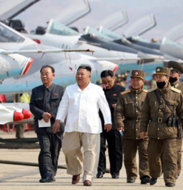 Kim Jong-un memeriksa pesawat tempur Angkatan Udara Korea Utara