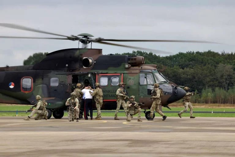 Pasukan Khusus Belanda menggunakan helikopter H225M