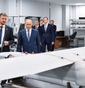 Putin meninjau fasilitas produksi drone Rusia di St Petersburg
