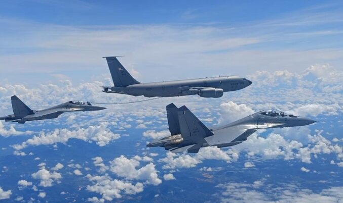 KC-135 USAF mengisi bahan bakar di udara ke Su-30MKM Malaysia