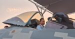 Kasau duduk di kokpit Su-57E