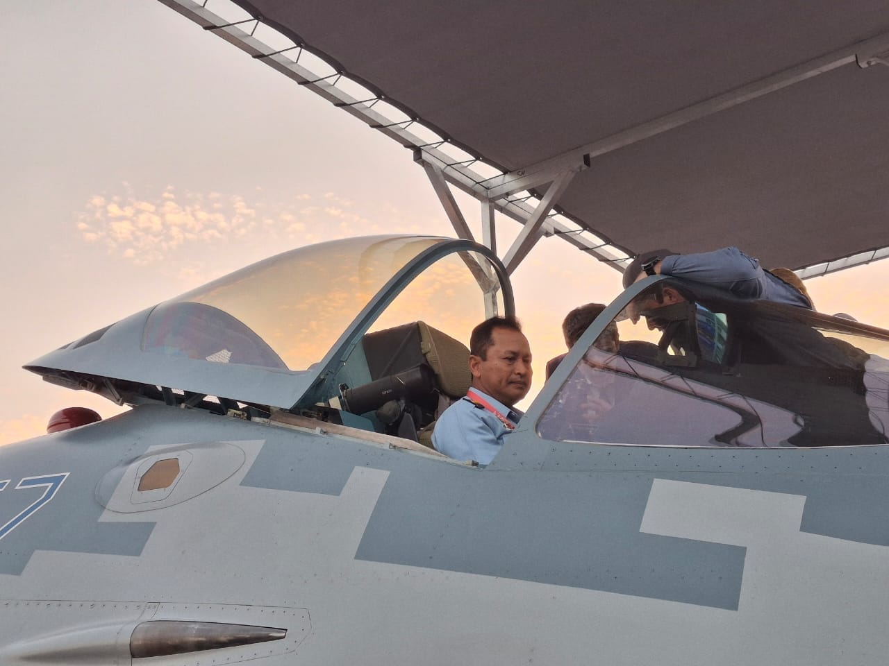 Kasau duduk di kokpit Su-57E