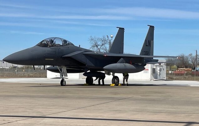 F-15E USAF pertama yang telah dilengkapi EPAWSS
