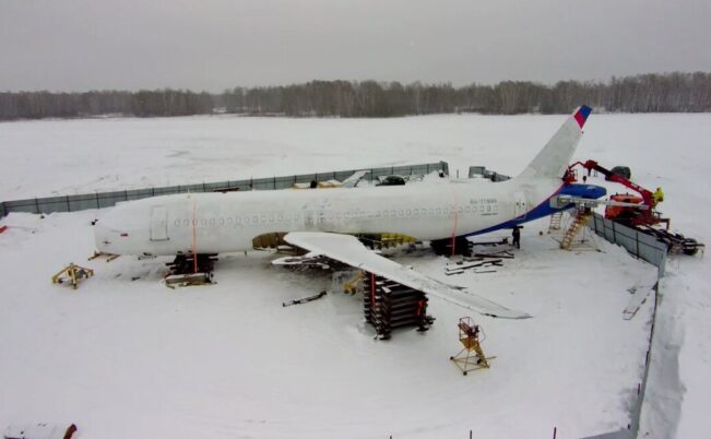 Pembongkaran peswat A320 Ural Airlines yang mendarat darurat di ladang gandm