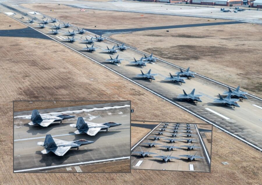 F-22 USAF melakukan aksi Elephant Walk di Langley AFB