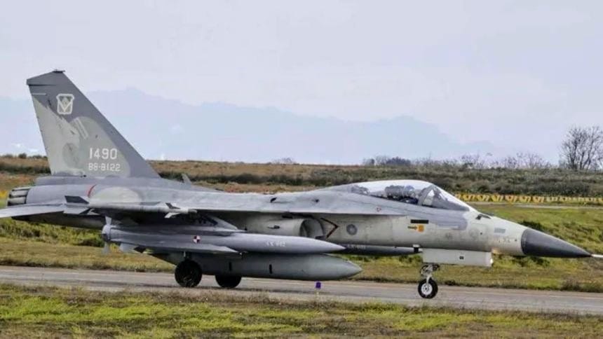 F-CK-1 dengan rudal HF-3