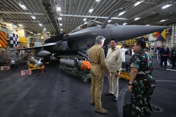 Menhan RI Sjafie kunjungi kapal induk Prancis di perairan Lombok