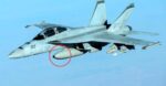 Super Hornet terbang membawa perangkat IRST