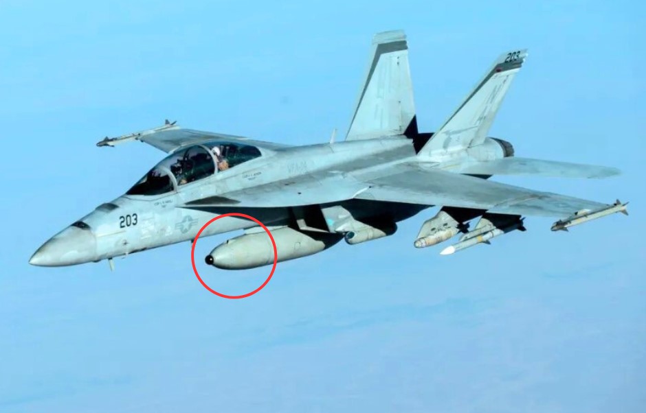 Super Hornet terbang membawa perangkat IRST