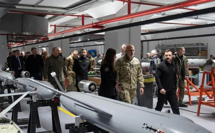 Zelensky pamerkan jalur produksi drone rudal Peklo kepada NATO