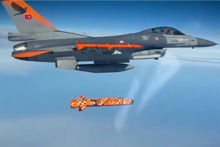 F-16 Turkiye luncurkan rudal jelajah antikapal SOM-J