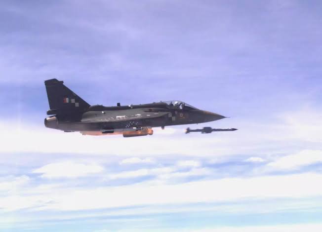 Tejas Mk1 berhasil meluncurkan rudal jarak jauh Astra
