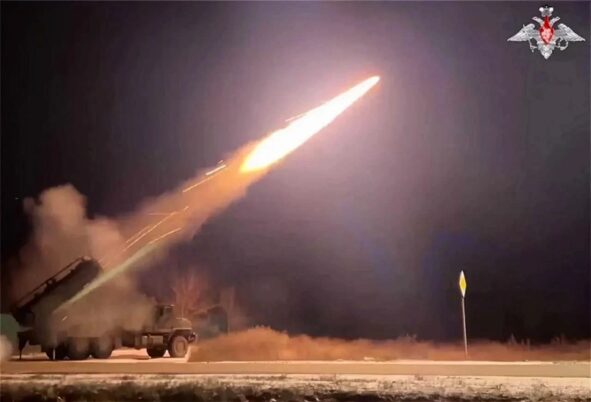 Roket TBS-3M 220 diluncurkan oleh penyembur api TOS-2 Rusia