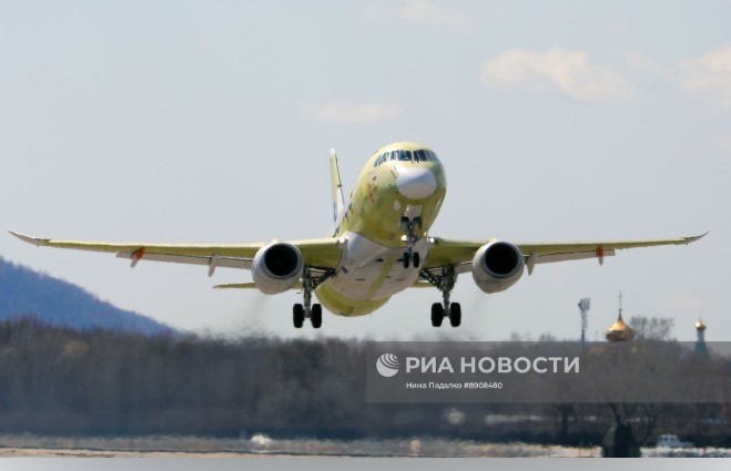 SJ-100 dengan semua komponen Rusia terbang perdana
