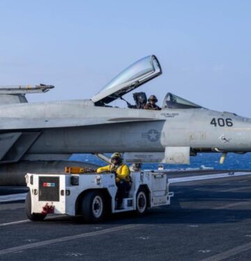 Super Hornet jatuh ke laut saat sedang ditarik traktor di atas dek USS Harry S Truman