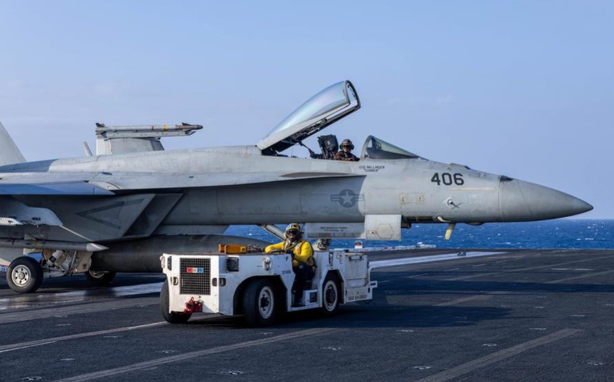 Super Hornet jatuh ke laut saat sedang ditarik traktor di atas dek USS Harry S Truman