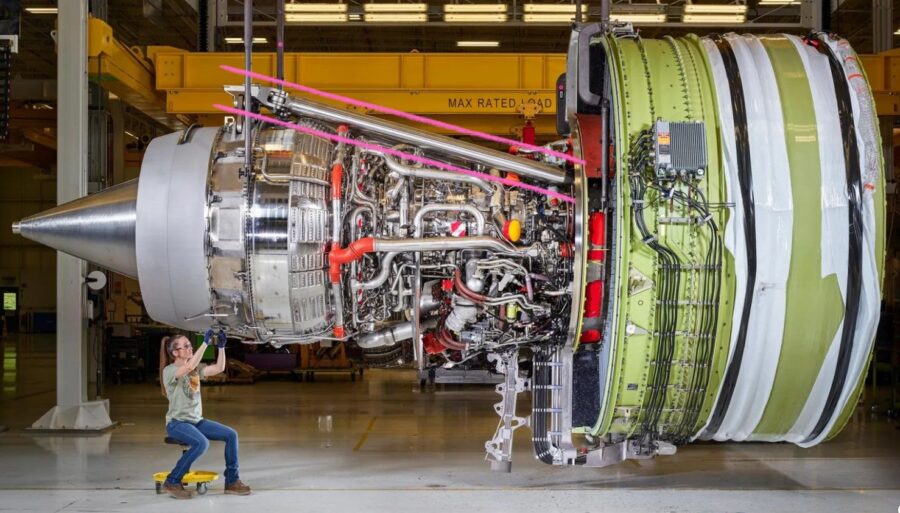 Engine Thrust Link pada mesin Boeing 777X
