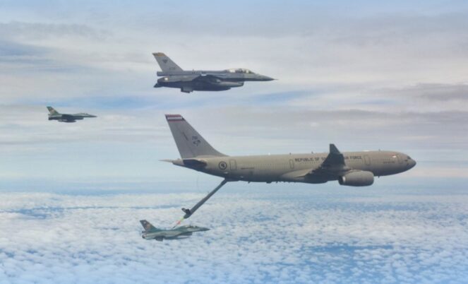 F-16 TNI AU melakukan latihan AAR dengan A330 MRTT Singapura