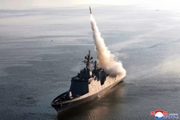 Kapal Destroyer Choe Hyon Korea Utara menguji beragam senjata